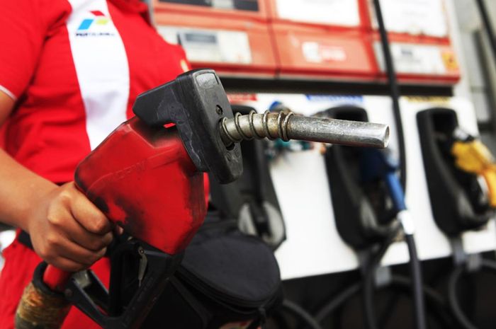 Petugas Isi Minyak ke Pengendara Sepeda Motor